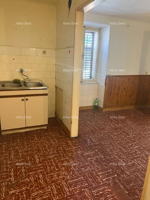 Šarmantna hiša v Vrsarju z možnostjo prenove blizu obale