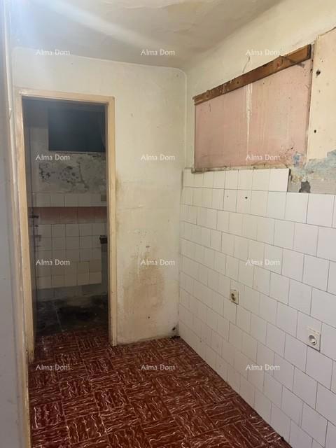 Šarmantna hiša v Vrsarju z možnostjo prenove blizu obale