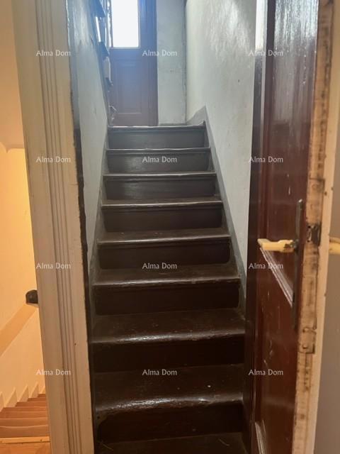 Šarmantna hiša v Vrsarju z možnostjo prenove blizu obale