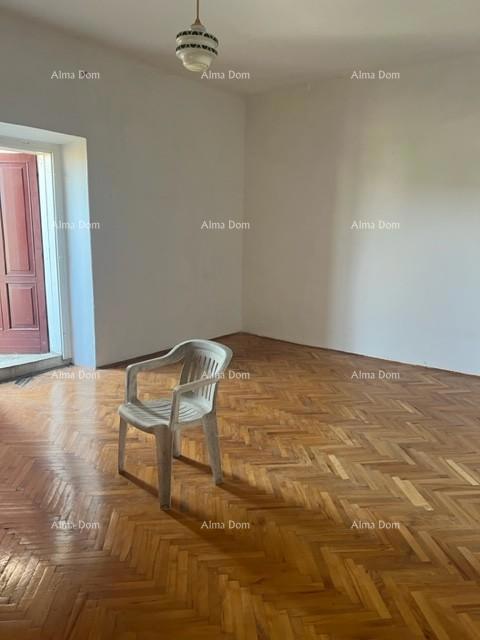 Šarmantna hiša v Vrsarju z možnostjo prenove blizu obale