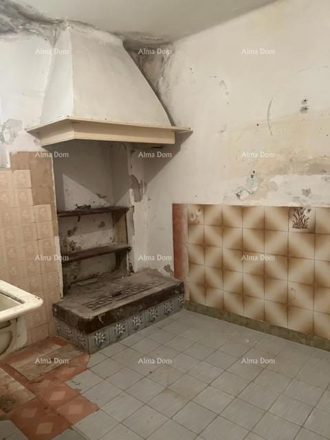 Šarmantna hiša v Vrsarju z možnostjo prenove blizu obale