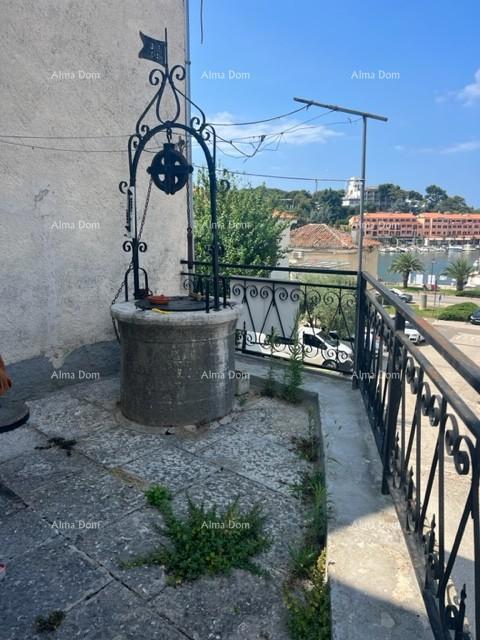 Šarmantna hiša v Vrsarju z možnostjo prenove blizu obale