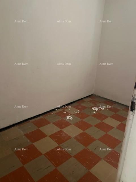 Šarmantna hiša v Vrsarju z možnostjo prenove blizu obale