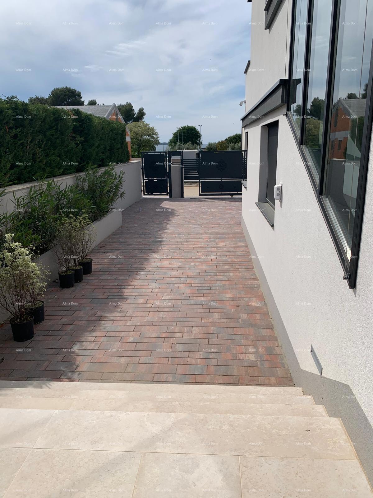 Prodaja - Čudovita, moderna vila s bazenom - pametna hiša, Fažana! Pogled na morje!