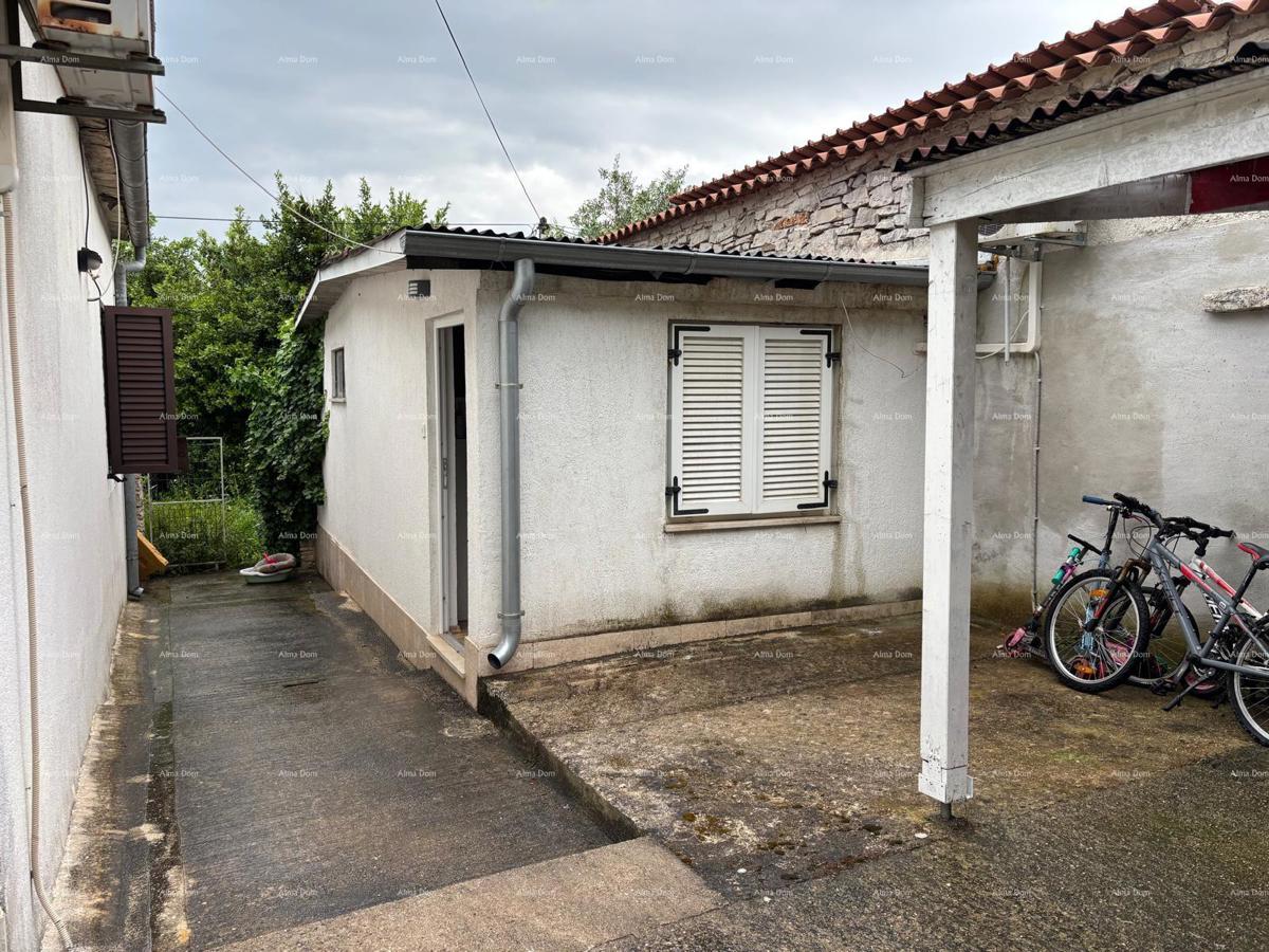 PULA - hiša na odlični lokaciji (2 ločena prostora)