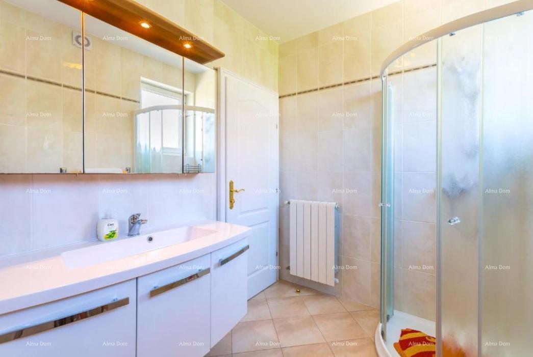 Hiša z apartmaji in bazenom v Premanturi – pogled na morje!