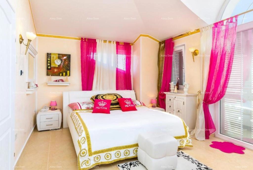 Hiša z apartmaji in bazenom v Premanturi – pogled na morje!