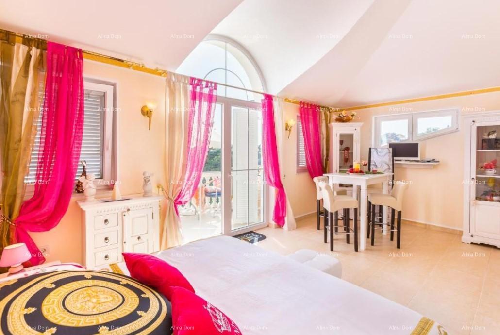 Hiša z apartmaji in bazenom v Premanturi – pogled na morje!