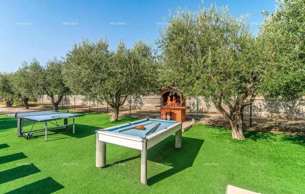 VODNJAN – Moderna vila s bazenom, pogledom na Brijune i prostranom okućnicom!