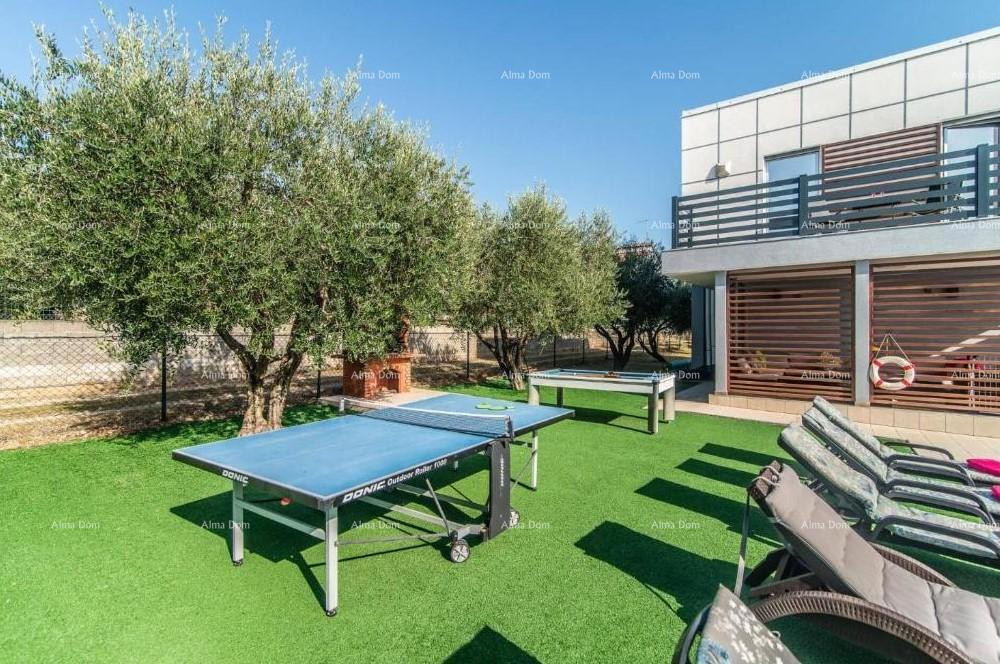 VODNJAN – Moderna vila s bazenom, pogledom na Brijune i prostranom okućnicom!