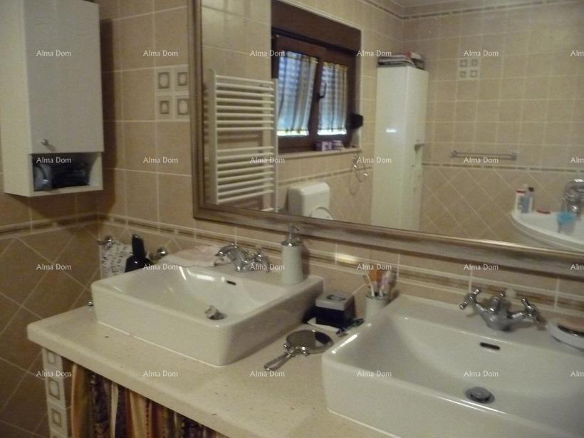 Prodamo veliko in lepo hišo v centru Umaga