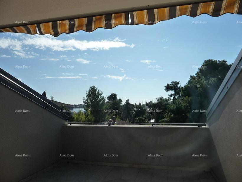 Prodamo veliko in lepo hišo v centru Umaga