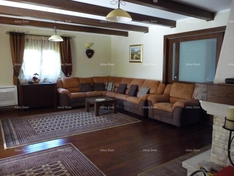 Prodamo veliko in lepo hišo v centru Umaga