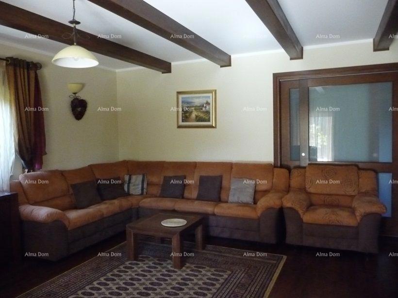 Prodamo veliko in lepo hišo v centru Umaga