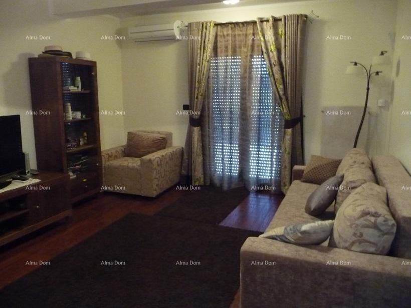 Prodamo veliko in lepo hišo v centru Umaga