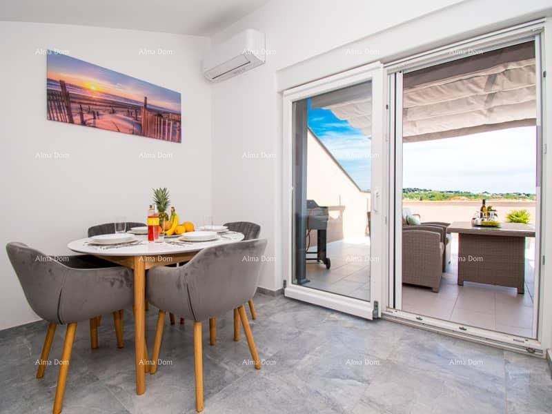 Medulin. Mukalba. Sodoben apartma z veliko teraso in pogledom na morje.