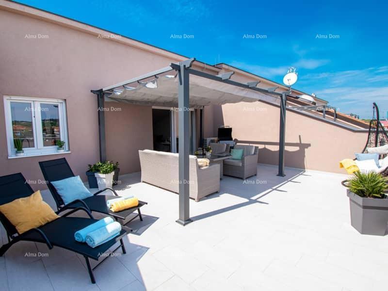 Medulin. Mukalba. Sodoben apartma z veliko teraso in pogledom na morje.