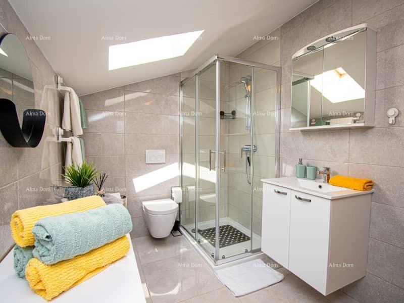 Medulin. Mukalba. Sodoben apartma z veliko teraso in pogledom na morje.