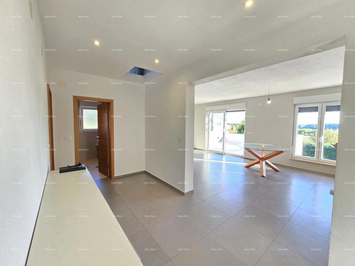 Moderna hiša s bazenom v Puli, blizu centra!