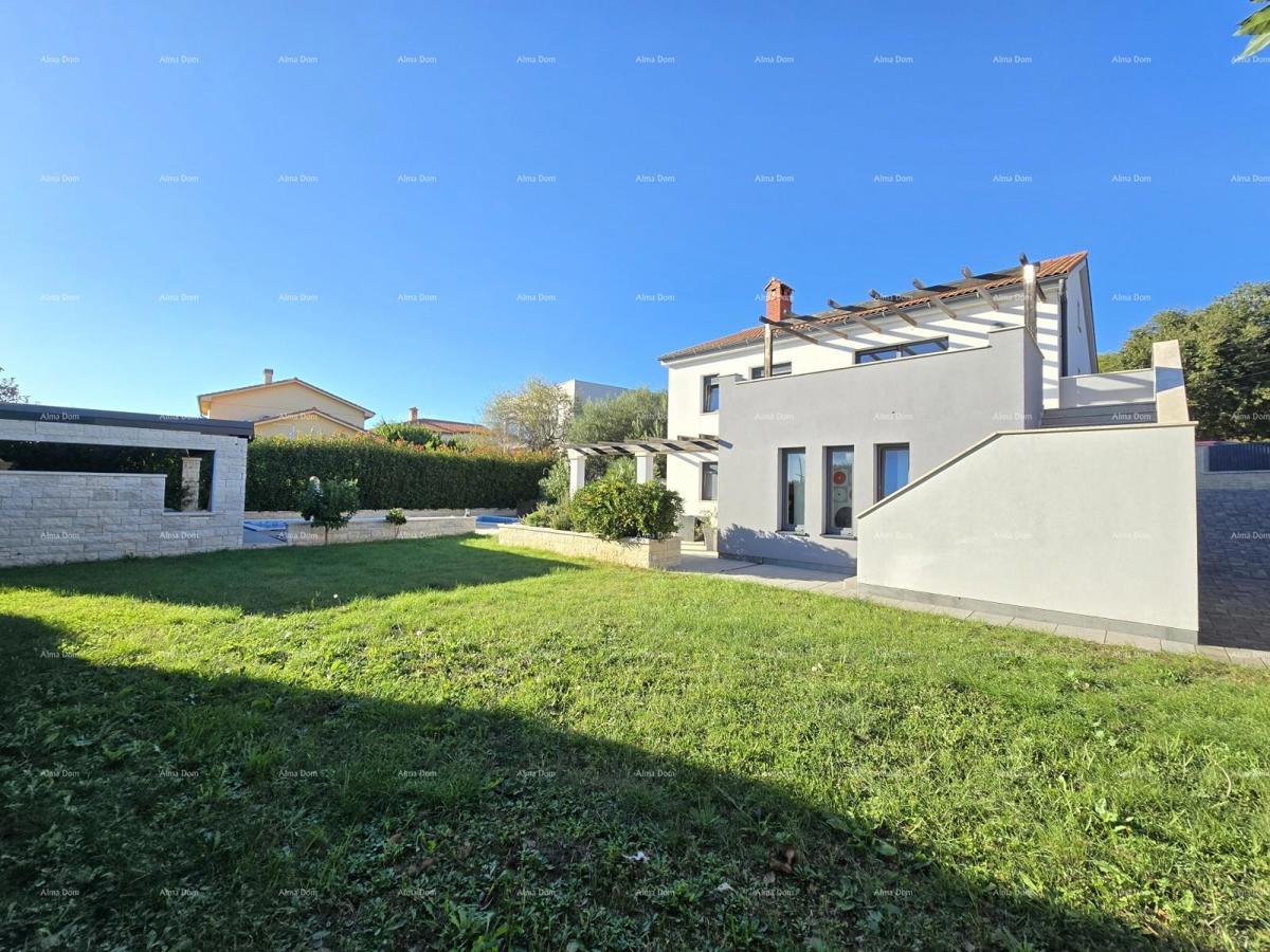 Moderna hiša s bazenom v Puli, blizu centra!