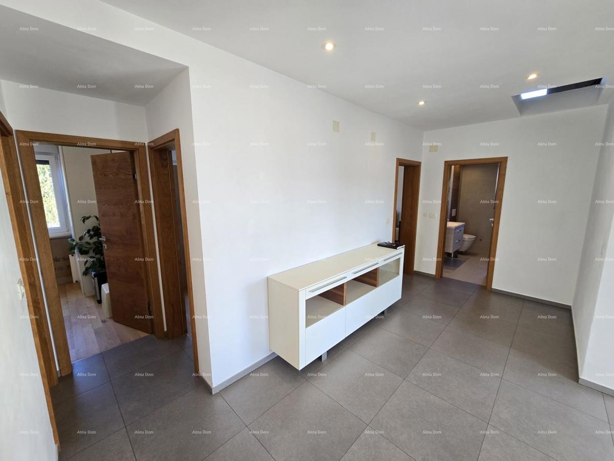 Moderna hiša s bazenom v Puli, blizu centra!