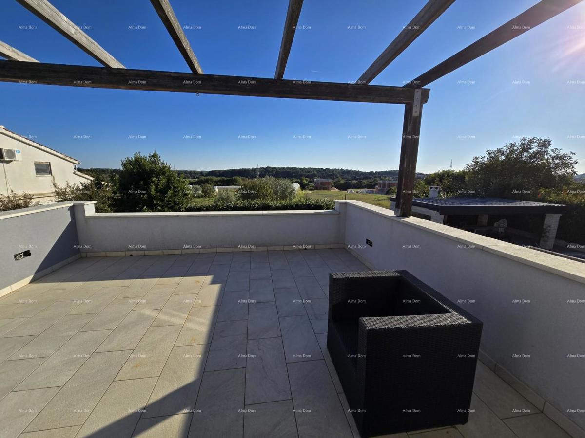 Moderna hiša s bazenom v Puli, blizu centra!