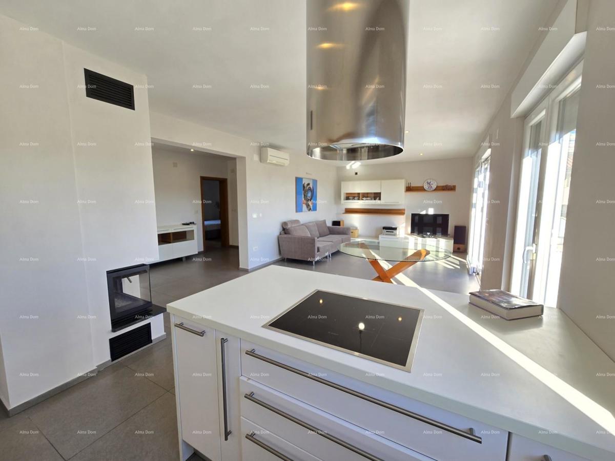 Moderna hiša s bazenom v Puli, blizu centra!