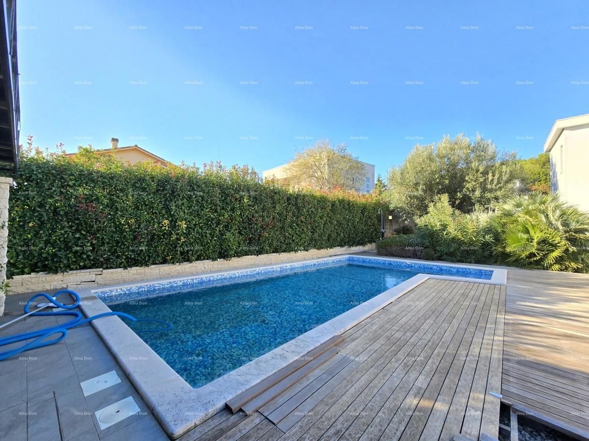 Moderna hiša s bazenom v Puli, blizu centra!