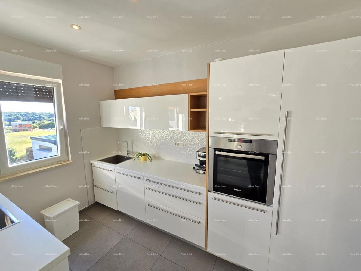 Moderna hiša s bazenom v Puli, blizu centra!