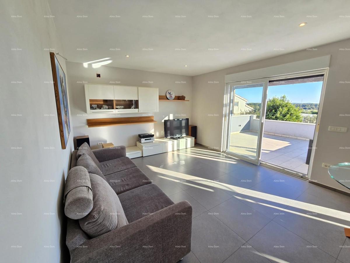 Moderna hiša s bazenom v Puli, blizu centra!