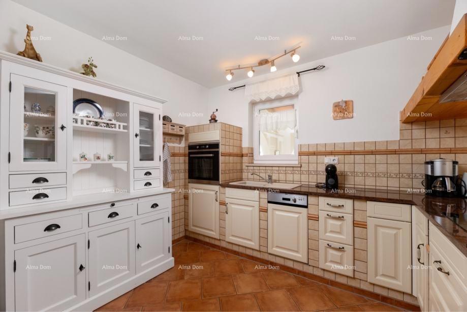 Raša, hiša s bazenom in pogledom na morje