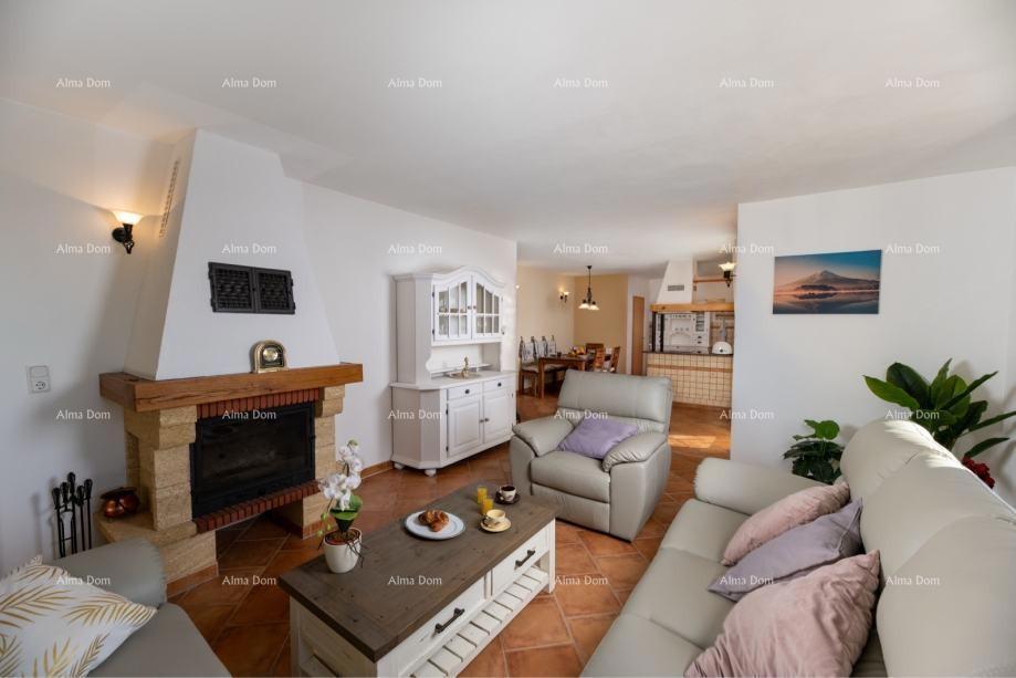 Raša, hiša s bazenom in pogledom na morje