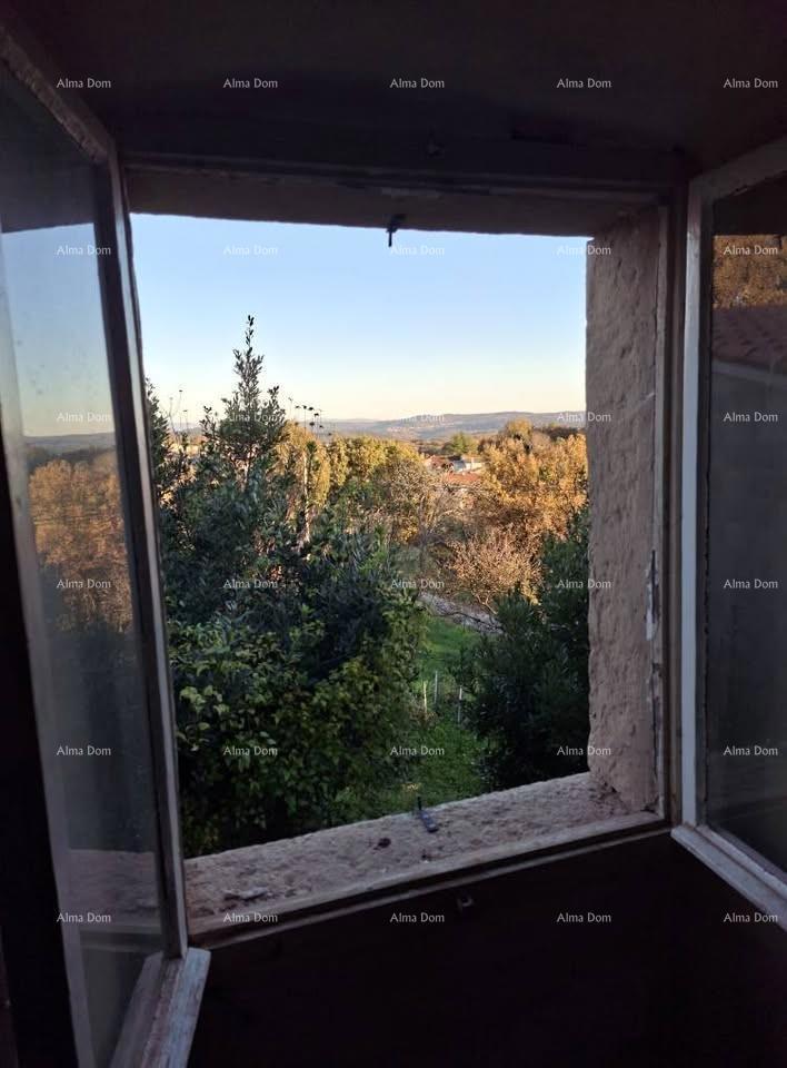 Stara kamena hiša z dvoriščem, blizu Pazina