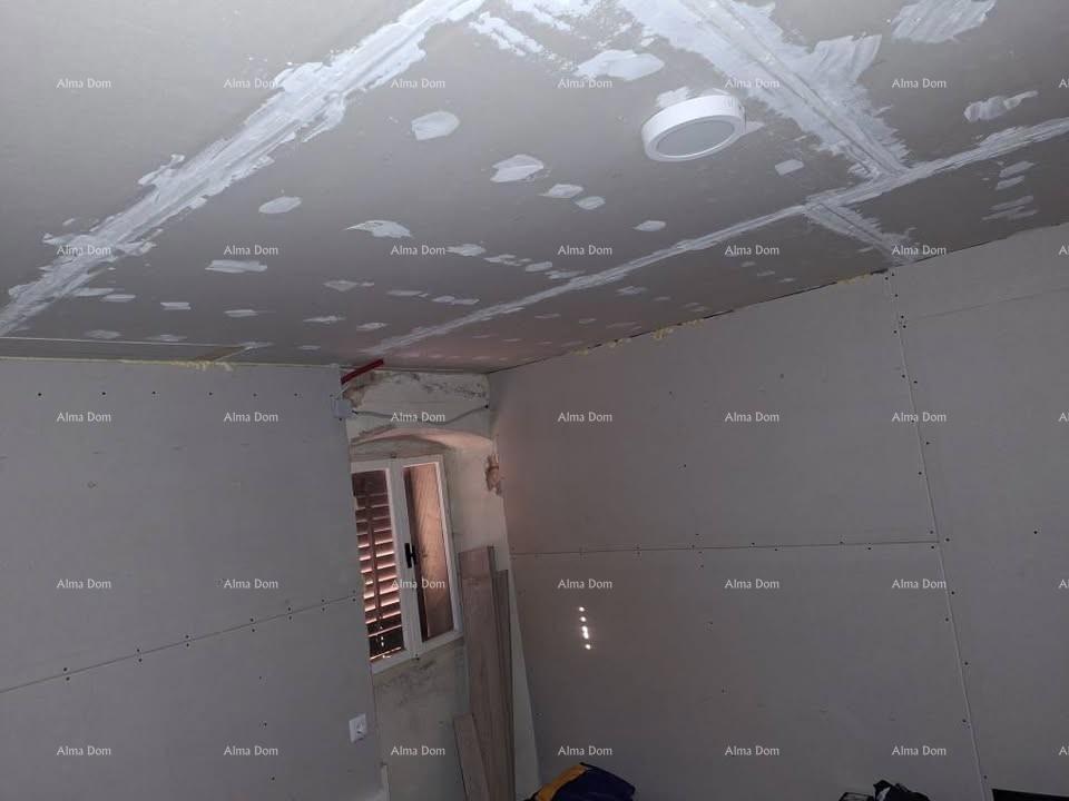 Stara kamena hiša z dvoriščem, blizu Pazina