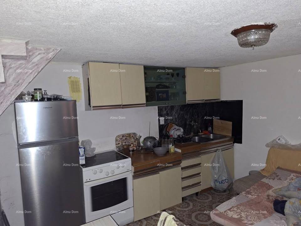 Stara kamena hiša z dvoriščem, blizu Pazina