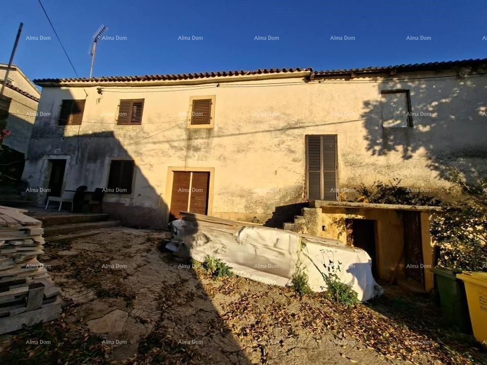 Stara kamena hiša z dvoriščem, blizu Pazina