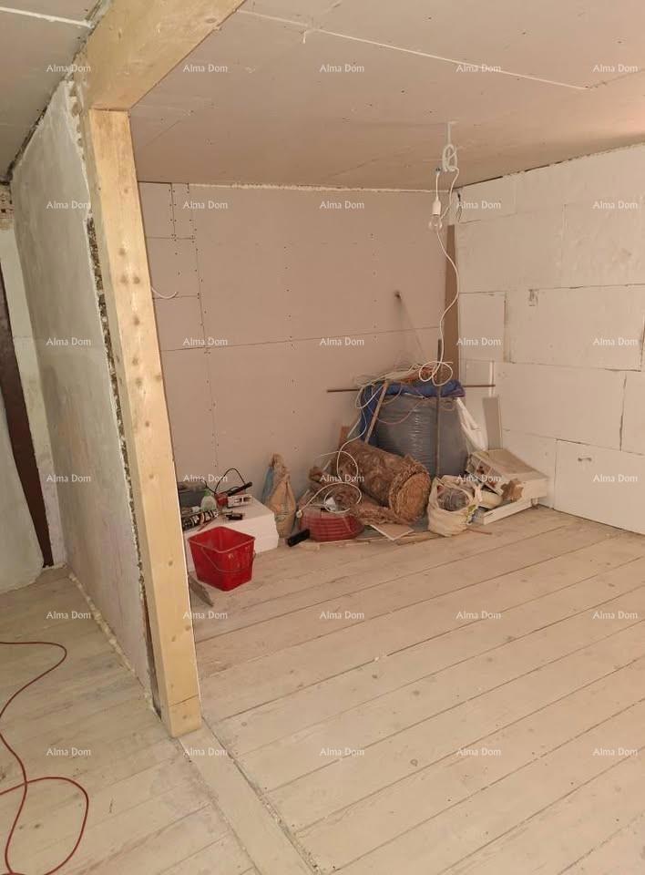 Stara kamena hiša z dvoriščem, blizu Pazina