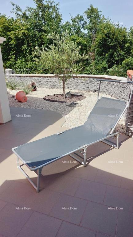 Hiša s čudovitim pogledom na gore, terasa, vrt, žar in zasebno parkirišče.