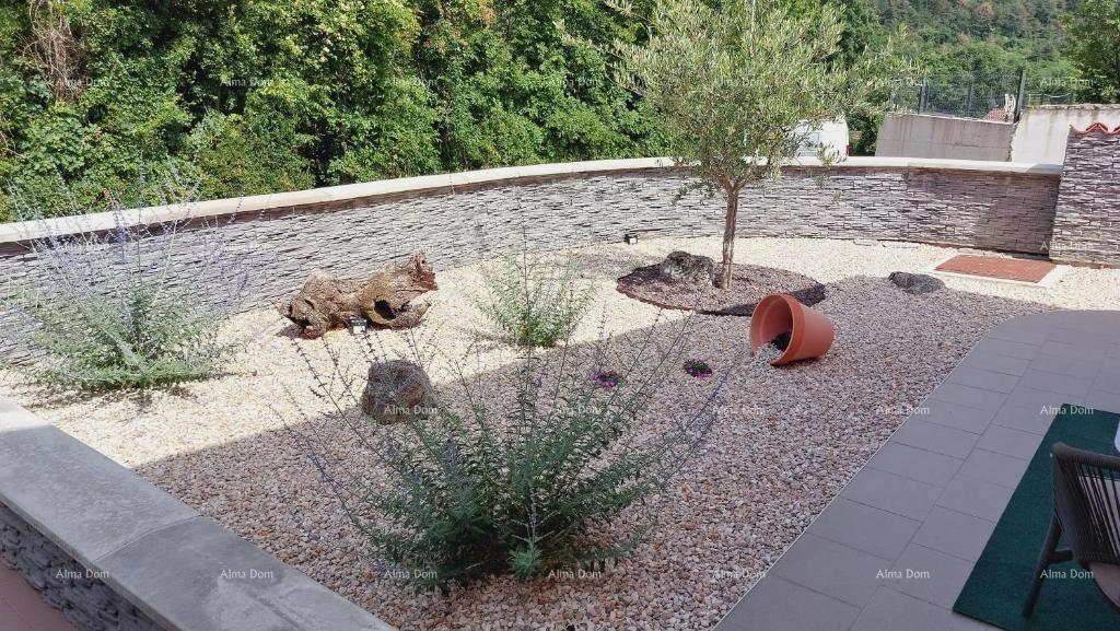 Hiša s čudovitim pogledom na gore, terasa, vrt, žar in zasebno parkirišče.