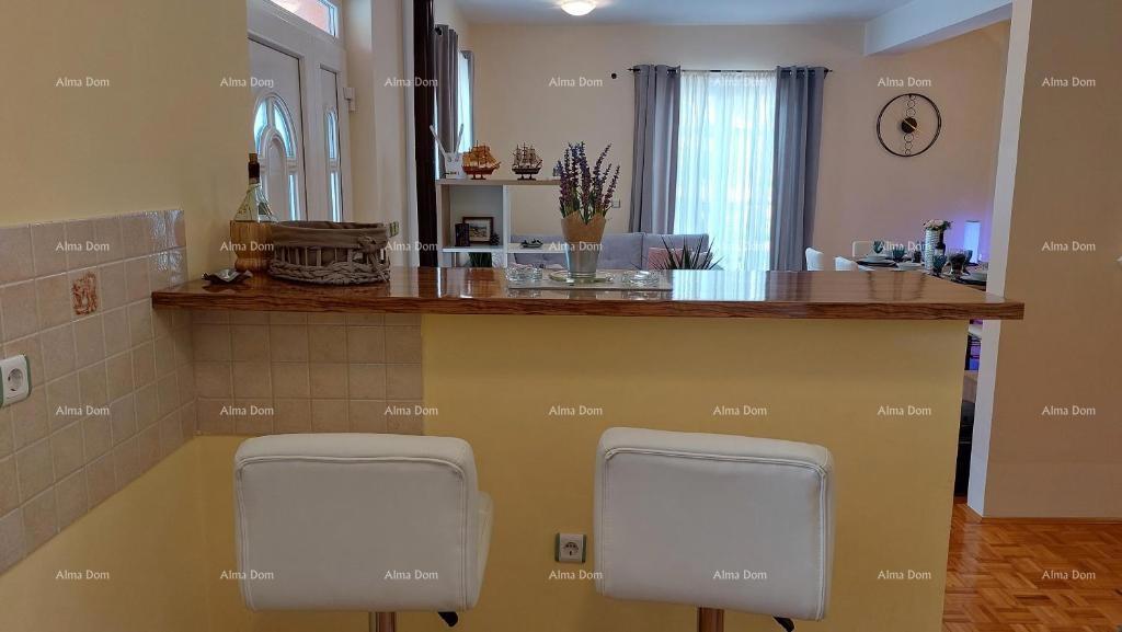 Hiša s čudovitim pogledom na gore, terasa, vrt, žar in zasebno parkirišče.