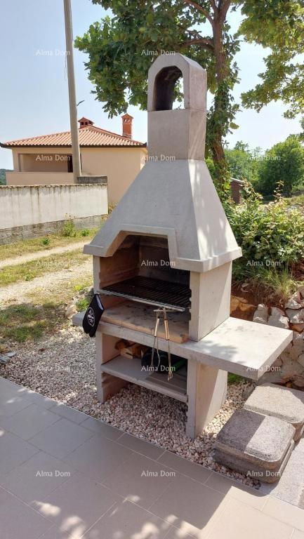 Hiša s čudovitim pogledom na gore, terasa, vrt, žar in zasebno parkirišče.
