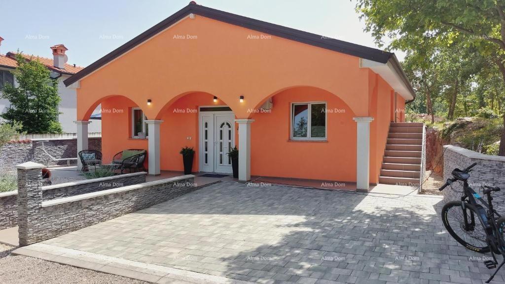 Hiša s čudovitim pogledom na gore, terasa, vrt, žar in zasebno parkirišče.