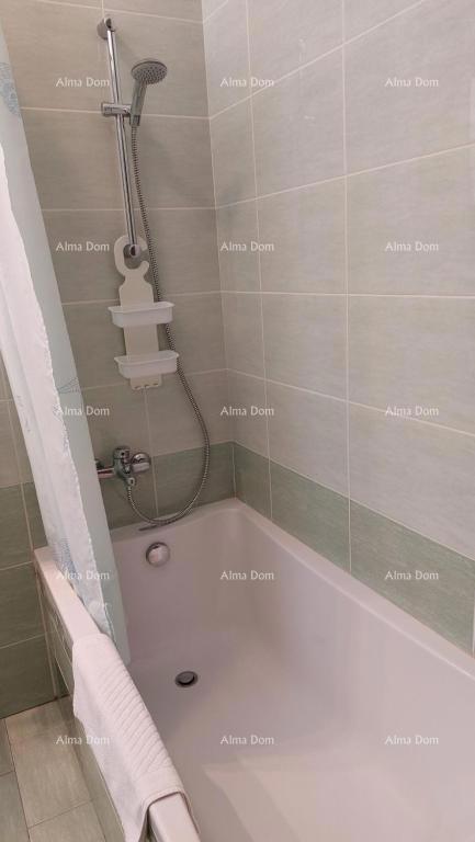 Hiša s čudovitim pogledom na gore, terasa, vrt, žar in zasebno parkirišče.