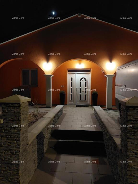 Hiša s čudovitim pogledom na gore, terasa, vrt, žar in zasebno parkirišče.