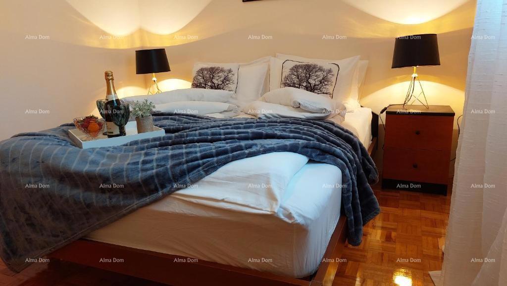 Hiša s čudovitim pogledom na gore, terasa, vrt, žar in zasebno parkirišče.