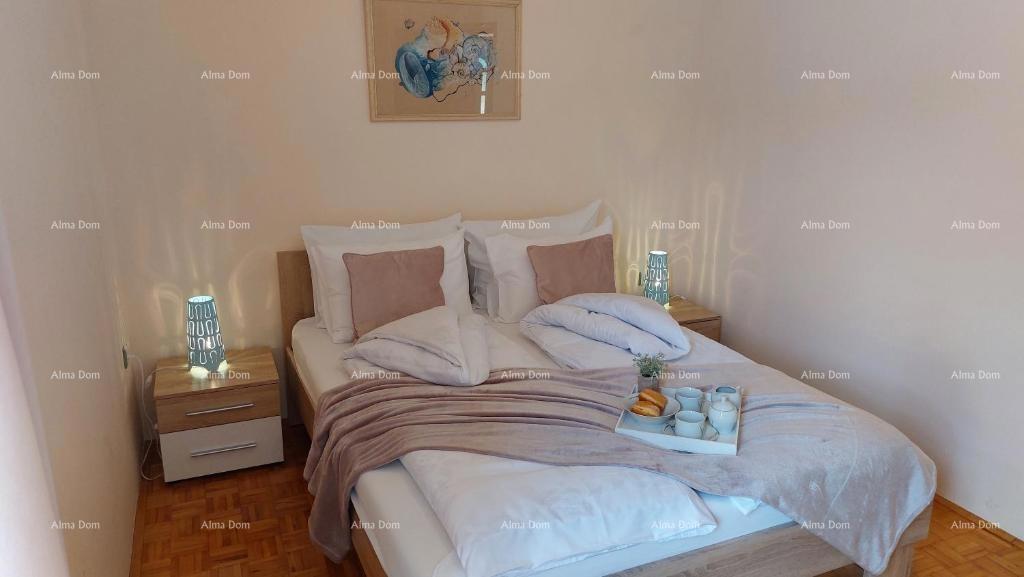 Hiša s čudovitim pogledom na gore, terasa, vrt, žar in zasebno parkirišče.