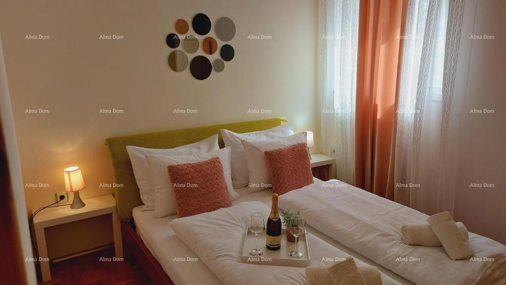 Hiša s čudovitim pogledom na gore, terasa, vrt, žar in zasebno parkirišče.