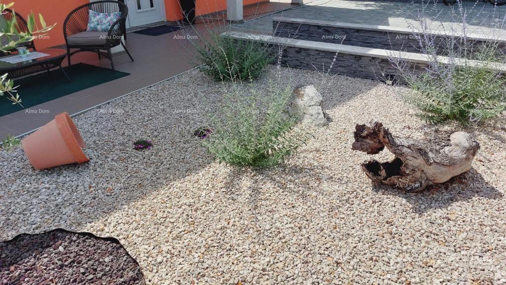 Hiša s čudovitim pogledom na gore, terasa, vrt, žar in zasebno parkirišče.