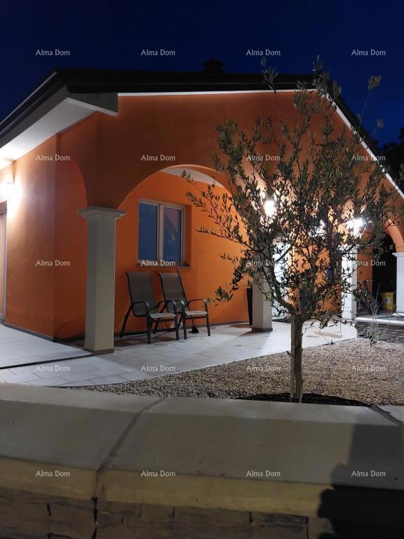 Hiša s čudovitim pogledom na gore, terasa, vrt, žar in zasebno parkirišče.