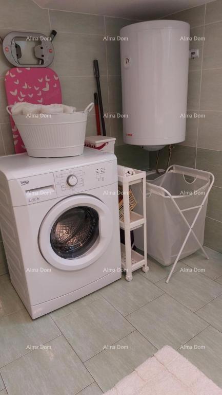 Hiša s čudovitim pogledom na gore, terasa, vrt, žar in zasebno parkirišče.